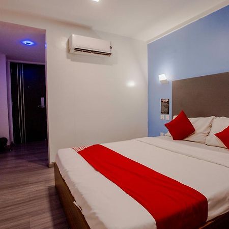 Oyo 666 Mc Hotel Fairview Quezon City Exterior photo