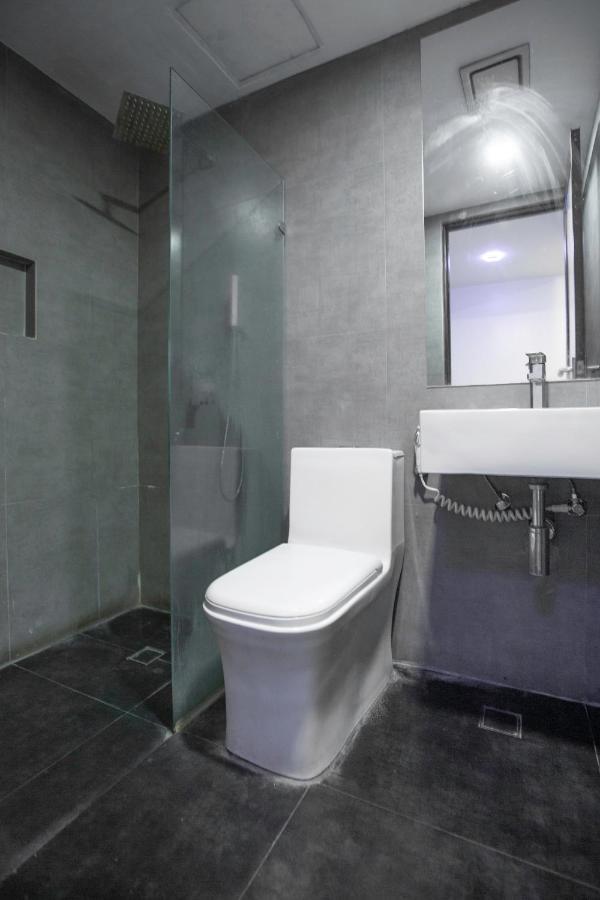 Oyo 666 Mc Hotel Fairview Quezon City Exterior photo